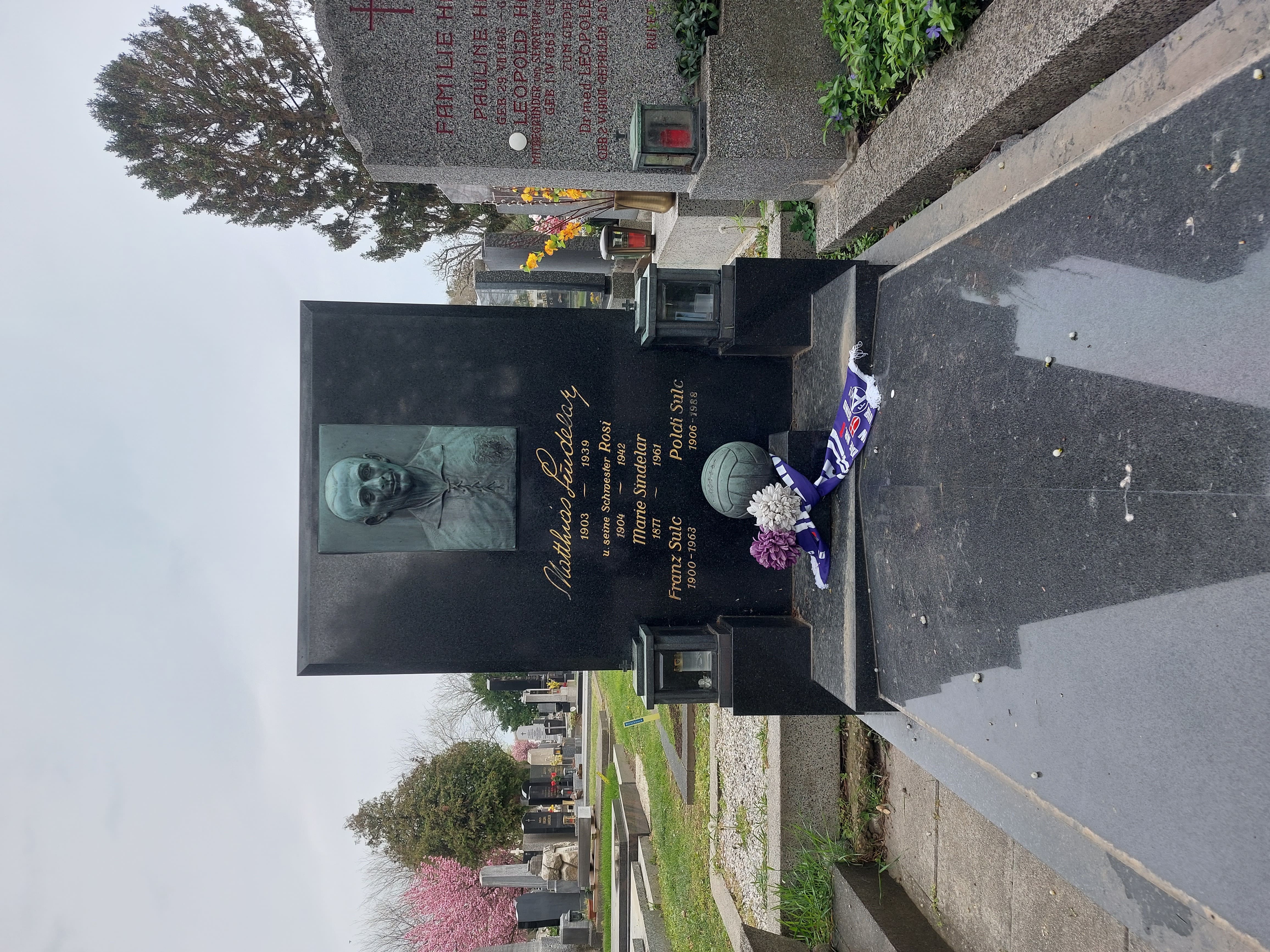 Photo de la tombe de Matthias Sindelar que j'ai prise lors de mon voyage à Vienne, une écharpe de l'Austria Vienne étant posée sur la pierre tombale